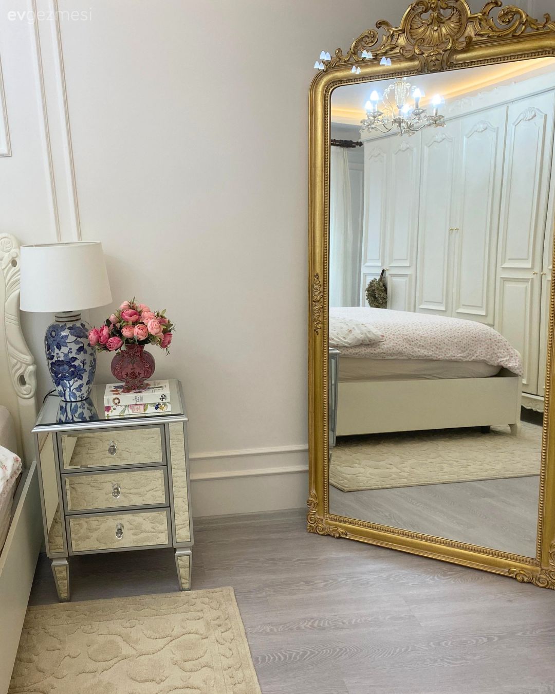 Krem, Beyaz, Aynalı mobilya, Ayna, Komodin, Abajur, Aydınlatma, Duvar çıtalama, Altın, Boy aynası, Art deko