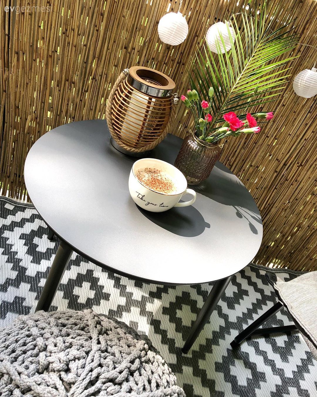 Balkon, Geometrik desen, Desenler, Kilim, Aydınlatma, Balkon masası, Balkon avizesi, Balkon çiçekleri, Puf, Vazo, Ev Aksesuar