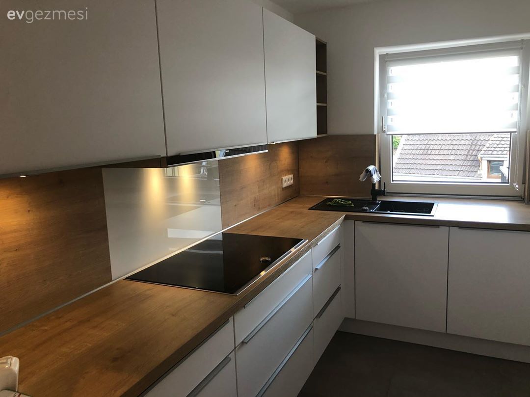 Mutfak, Modern mutfak, Beyaz mutfak, Kulpsuz mutfak dolabı, Ahşap mutfak tezgahı, Mutfak tezgahı, Mutfak tezgah arası, Cam Ankastre, Ankastre, Öncesi / Sonrası, Zebra Perde, Perde, Pencere önü eviye, Eviye 