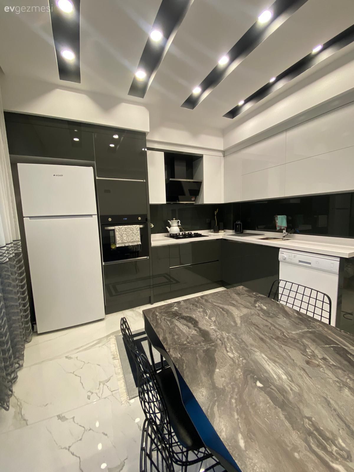 Mutfak, Siyah, Beyaz, Modern mutfak, Kulpsuz mutfak dolabı, Mutfak tezgahı, Mutfak tezgah arası, Mutfak zemin seramikleri, Mutfak perdesi, Tavan dekorasyon, Mutfak Avize Modelleri, Spot aydınlatma, Aydınlatma, Led aydınlatma, Mutfak halısı, Mutfak masası, Metal sandalye, Sandalye