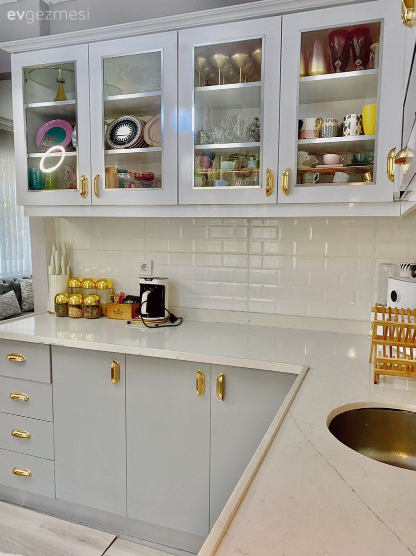 Mutfak, Beyaz, Altın, Mutfak tezgahı, Mutfak tezgah arası, Tezgah arası seramik, Metro seramik, Seramik, Mutfak aksesuarları, Gri