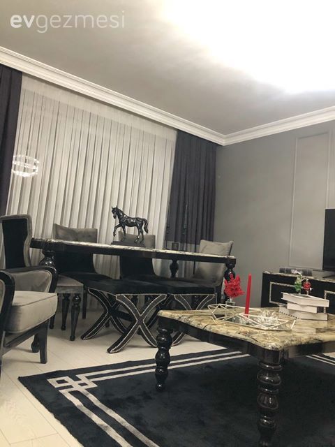 Salon, Siyah, Gri, Antrasit  , Beyaz, Orta sehpa, Sehpa, Fon perde, Perde, Tül perde, Ev tekstili, Gri duvar, Tv ünitesi, Abajur, Aydınlatma, Yemek masası, Sandalye, Dekoratif Objeler, Bank, Halı, Salon halısı, Mum, Mumluk, Ev Aksesuar