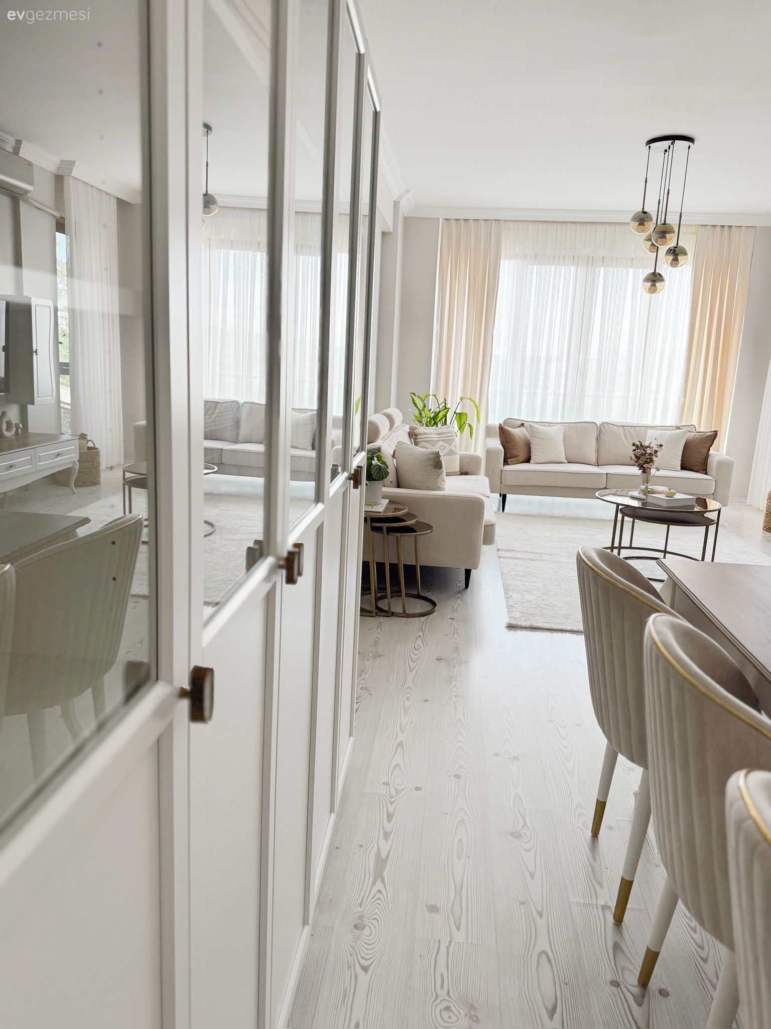 Kitaplık, Beyaz, Sandalye, Yemek masası, Krem, Bej, Koltuk takımı, Orta sehpa, Sehpa, Halı, Salon halısı, Fon perde, Perde, Tül perde