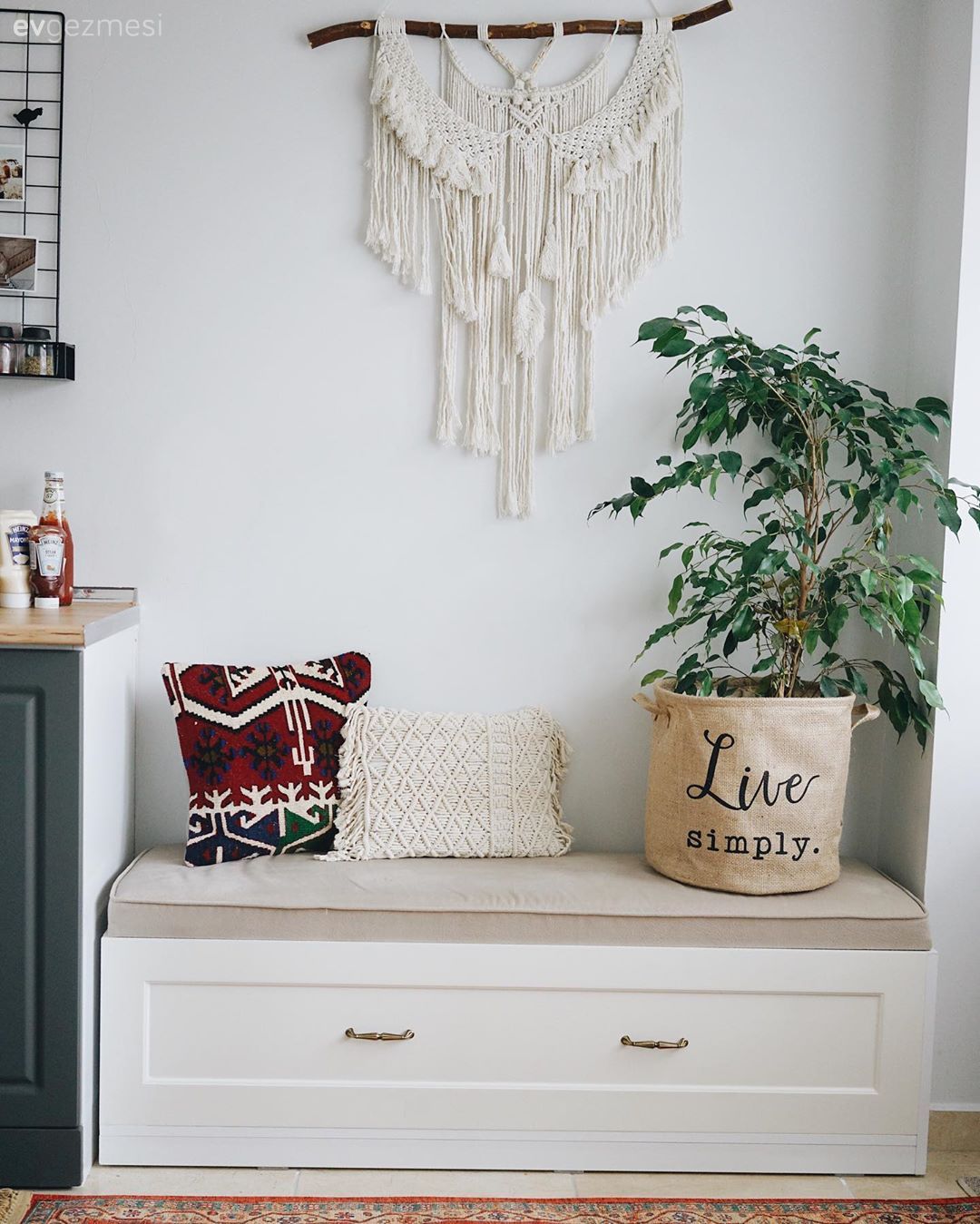 Beyaz, Ev bitkisi, Mutfak köşesi, Mutfak, Sedir, Kırlent, Ev tekstili, Makrome