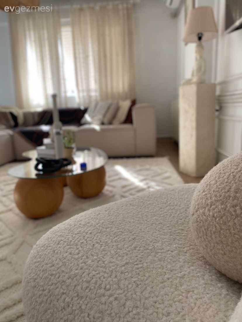 Salon, Bohem Dekorasyon, İskandinav, Köşe koltuk, Koltuk takımı, Beyaz, Bej, Krem, Ahşap Mobilya, Kırlent, Ev tekstili, Teddy koltuk, Tül perde, Perde, Cam orta sehpa, Orta sehpa, Abajur, Aydınlatma