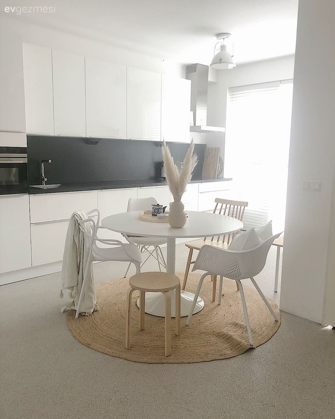 Amerikan Mutfak, Mutfak, Beyaz, Siyah, Modern mutfak, Kulpsuz mutfak dolabı, Mutfak masası, Sandalye, Vazo, Ev Aksesuar, Pampas otu, Yuvarlak halı, Halı, Jüt halı, Siyah tezgah, Mutfak tezgahı, Mutfak tezgah arası