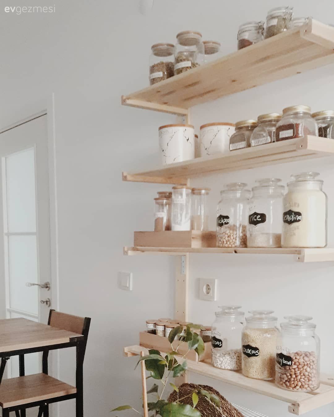 Hasır, Beyaz, Kahverengi, Mutfak masası, Sandalye, Mutfak rafı, Mutfak, Mutfak duvar dekorasyonu, İskandinav