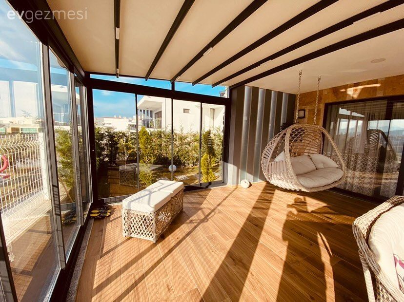 Kuşadası'ndaki Bu Müstakil Evde Duvarlar Az Pencereler Çok!