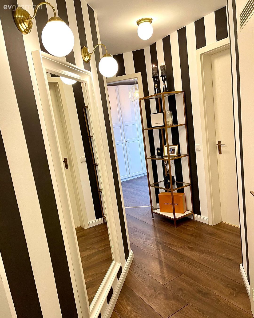 Antre, Çizgili duvar kağıdı, Siyah- Beyaz, Spot aydınlatma, Aydınlatma, Boy aynası, Ayna, Parke