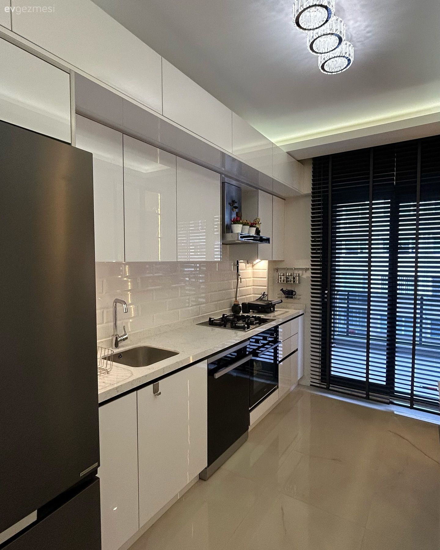 Koridor Tipi Bu Mutfağın Cam Kapakları Alana İlgiyi Arttırmış