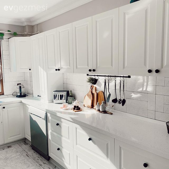 Beyaz, Beyaz mutfak, Mutfak, Mutfak tezgahı, Mutfak tezgah arası, Tezgah arası seramik, Mutfak aksesuarları