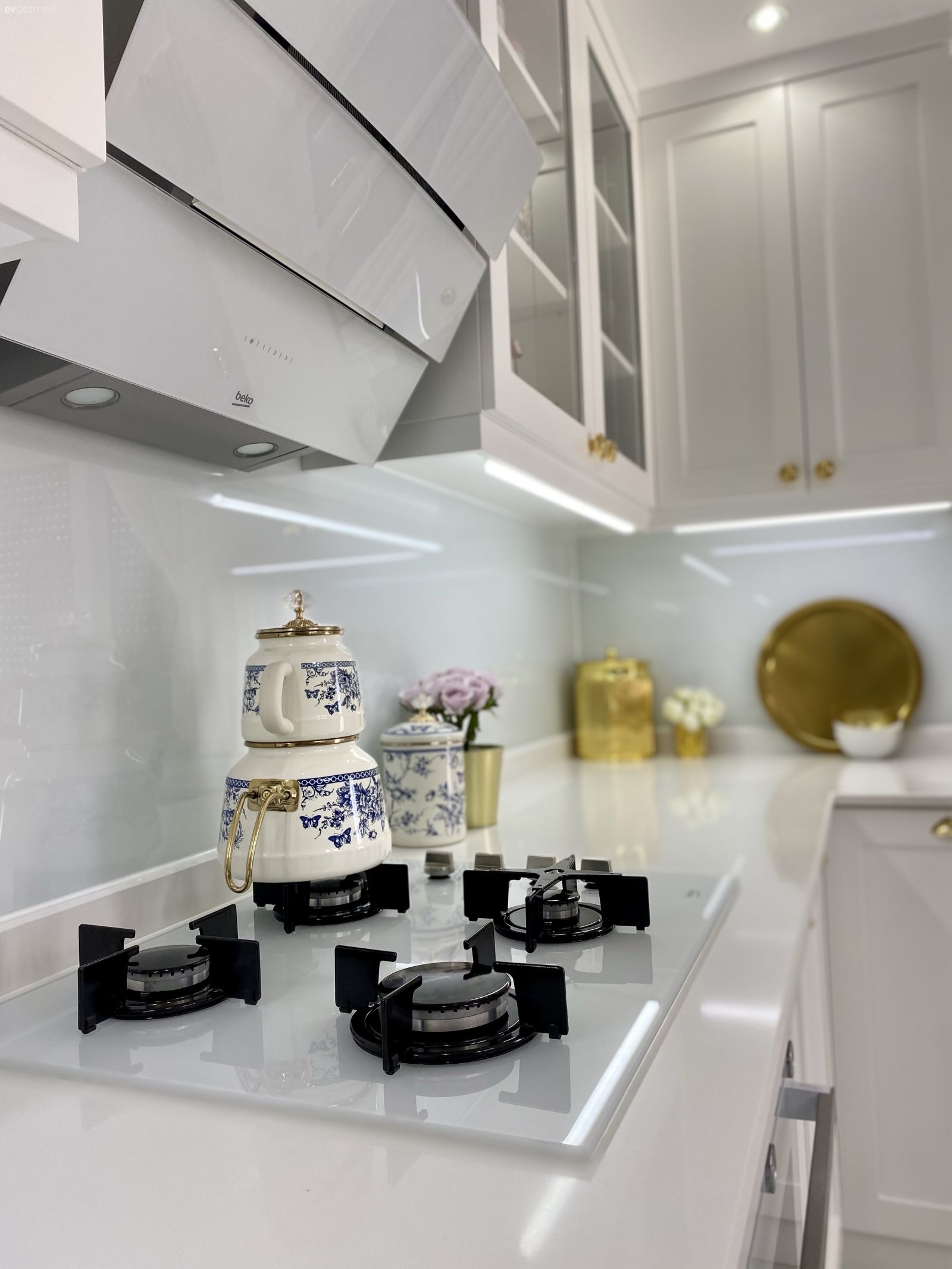 Mutfak, Beyaz, Altın, Mutfak tezgahı, Mutfak tezgah arası, Tezgah arası cam, Mutfak perdesi