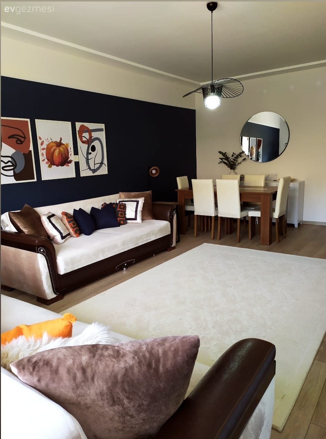 Salon, Rustik, Beyaz, Siyah, Füme, Turuncu, Koltuk takımı, Tablo, Duvar dekorasyonu, Halı, Salon halısı, Siyah duvar, Avize, Aydınlatma, Salon avizesi, Ayna, Yuvarlak ayna, Dekoratif ayna, Kırlent, Ev tekstili, Sandalye, Yemek masası