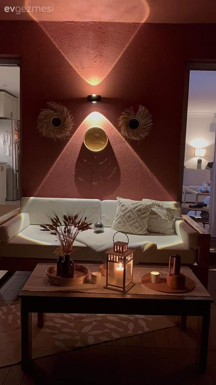 Pembe Duvarlı Bu Bahçe Masalsı Bir Atmosfer Sunmuş!