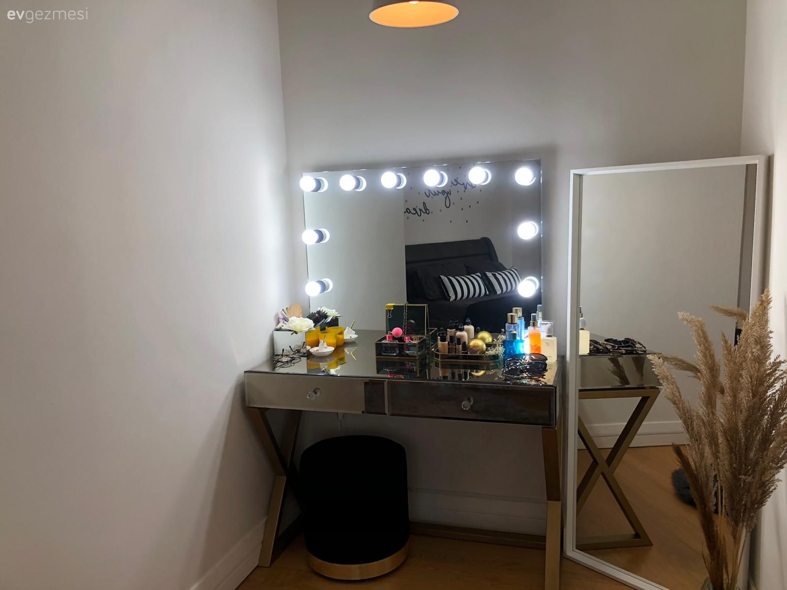 Yatak Odası, Makyaj masası, Makyaj aynası, Boy aynası, Ayna, Vazo, Ev Aksesuar, Pampas otu, Puf