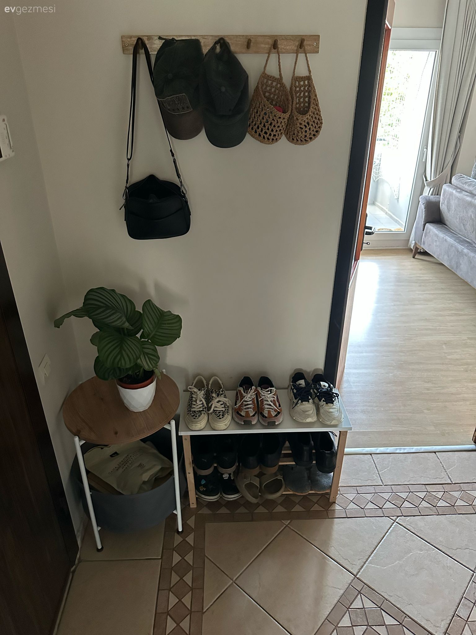 Bu İzmir Evinin Genelinde Salaş Görüntü Hakim