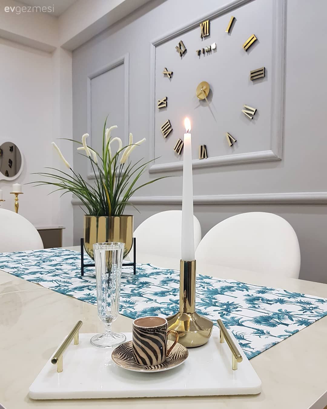 İddialı Renkler ve Mimari Detaylar Bu Dekora Çok Yakışmış!