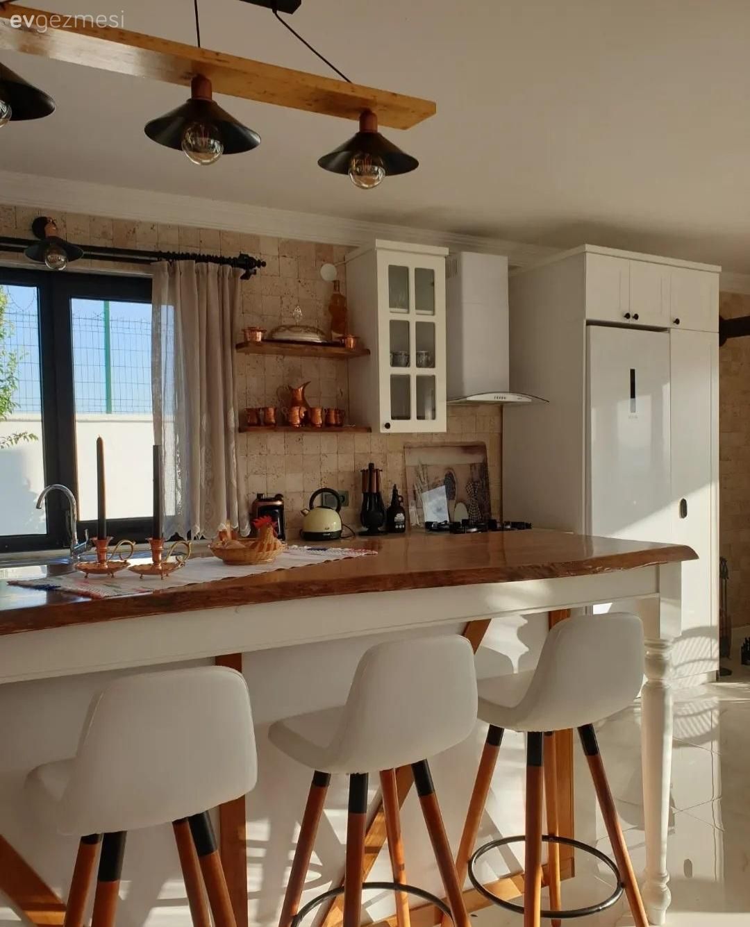 Mutfak, Ada mutfak, Mutfak masası, Sandalye, Mutfak aksesuarları, Dekoratif Objeler, Beyaz, Siyah, Ahşap Mobilya, Beyaz mutfak, Ahşap mutfak, Perde