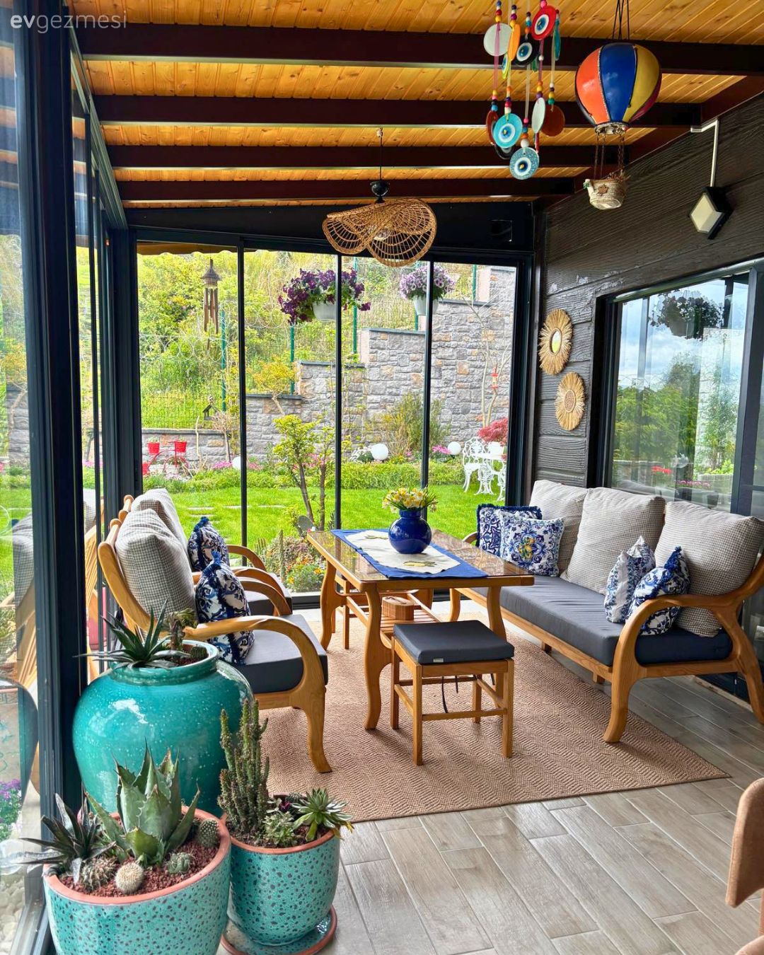 Kış bahçesi, Bahçe, Balkon oturma grubu, Balkon, Gri, Vizon, Dekoratif Objeler, Halı, Balkon masası, Vazo, Ev Aksesuar, Çiçekler, Ev bitkisi, Yeşil
