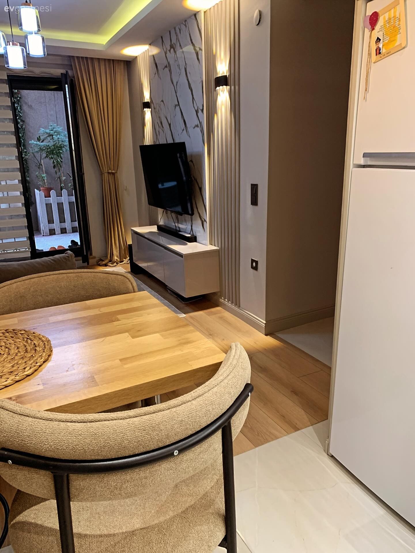 Krem, Siyah, Mutfak sandalyesi, Mutfak masası, Fon perde, Perde, Tv ünitesi, Tv ünitesi aksesuarları, Ev Aksesuar