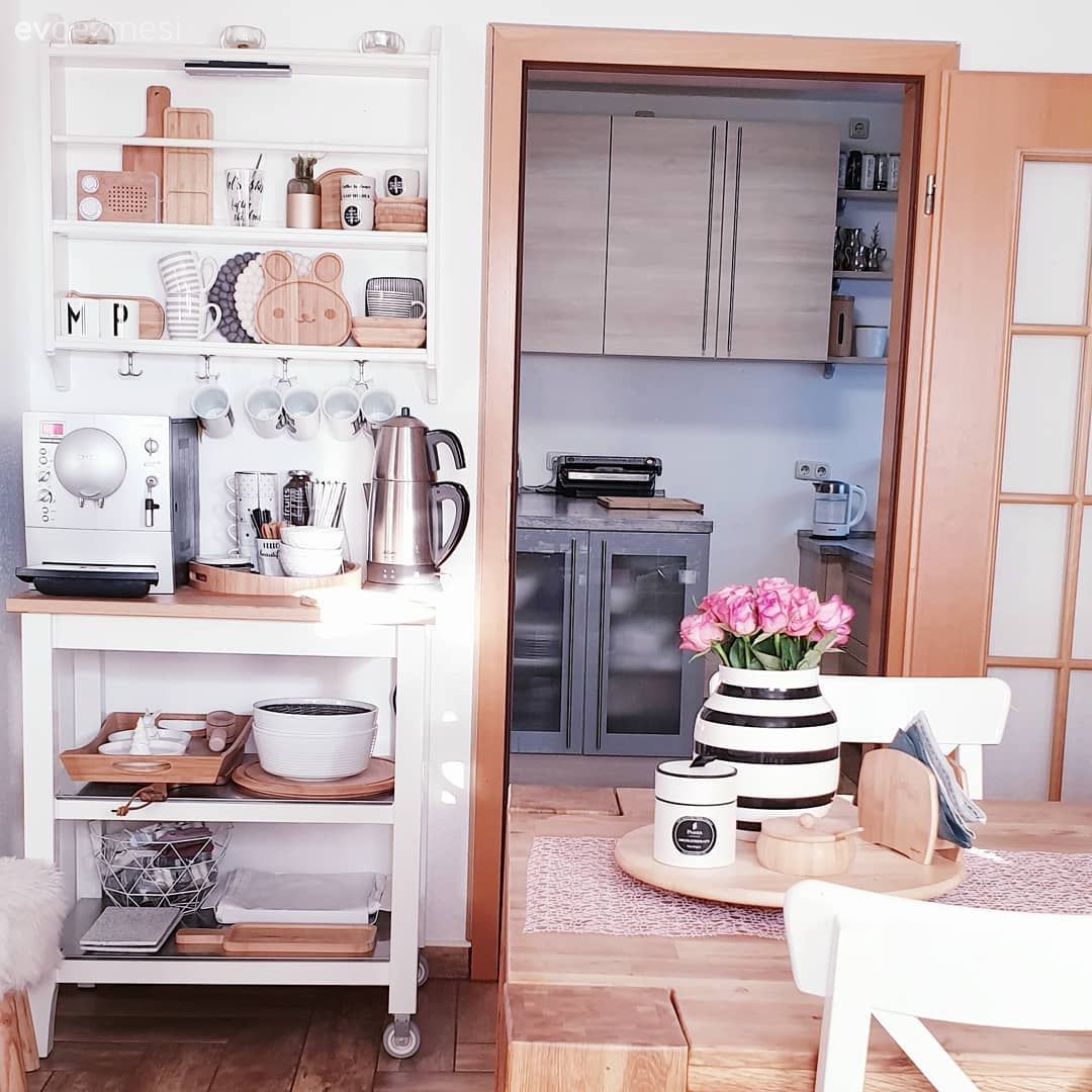 Mutfak, Mutfak masası, Sandalye, Açık raf, Duvar rafı, Beyaz, Ahşap Mobilya, Parke, Vazo, Ev Aksesuar, Çiçekler