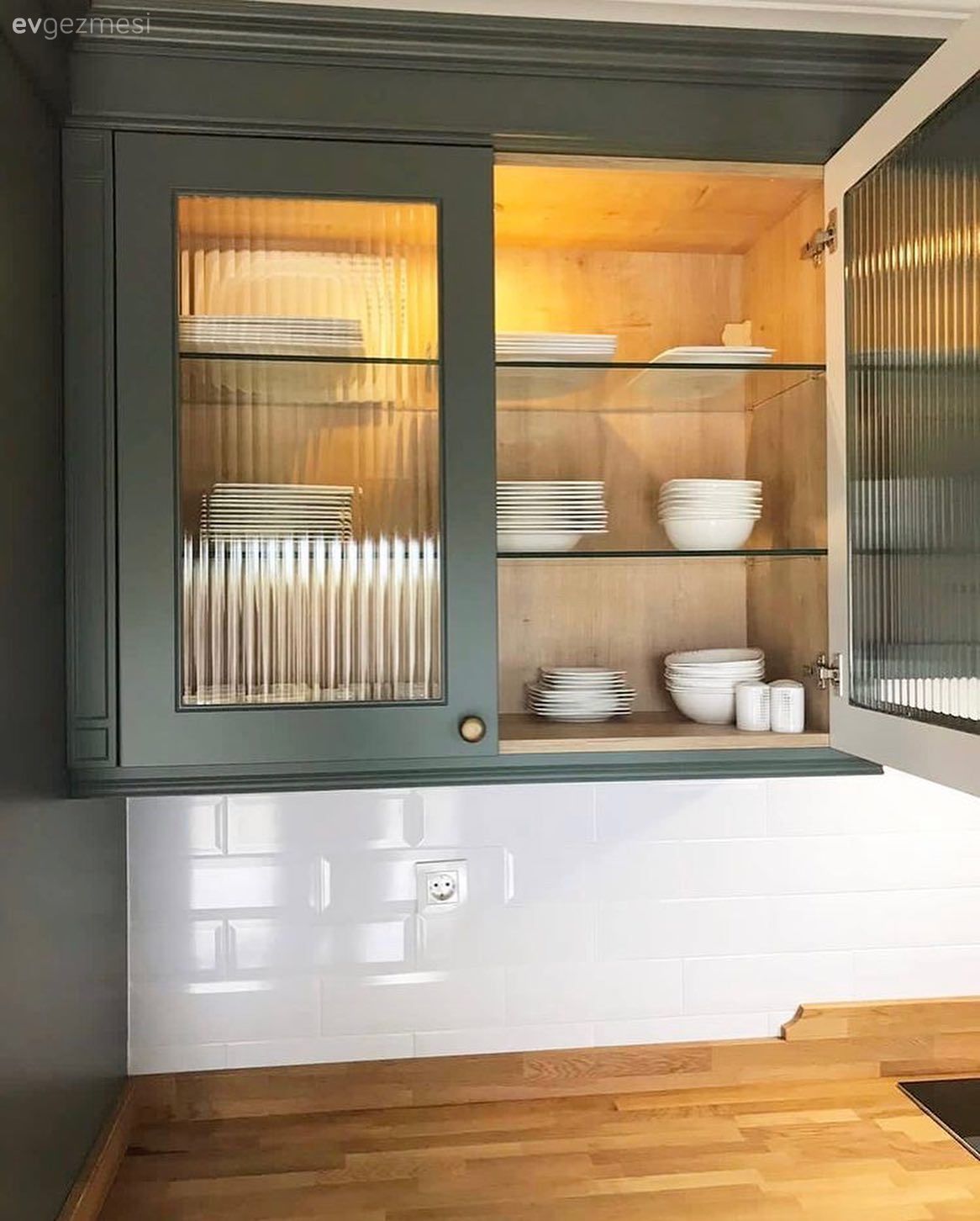 Cam kapaklı dolap, Yeşil, Ahşap mutfak tezgahı, Mutfak tezgahı, Beyaz