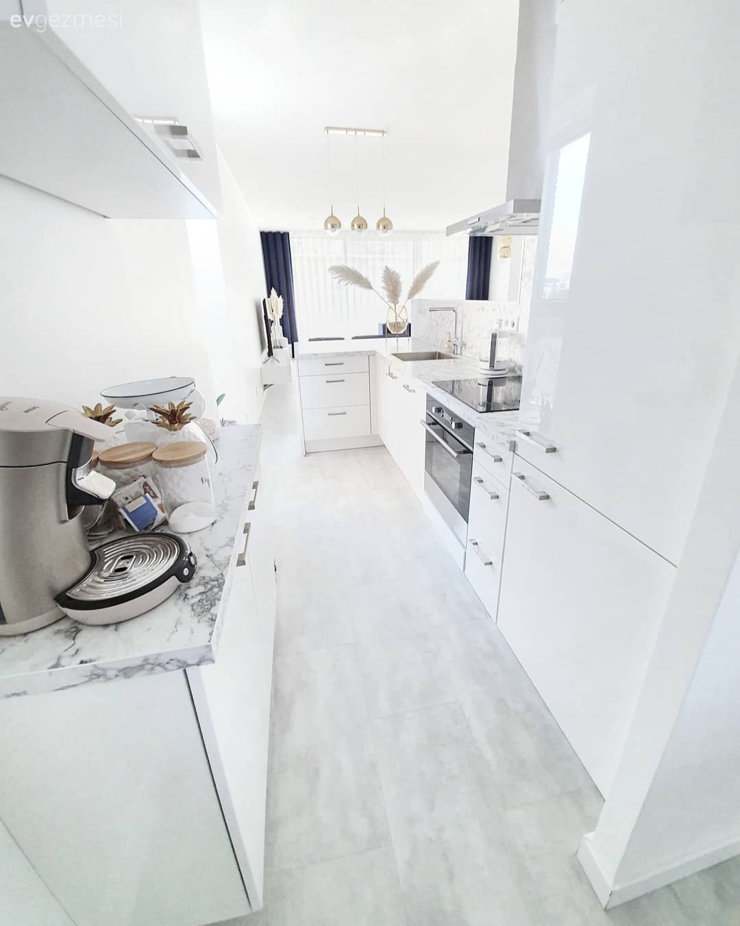 Bu Şık Evin Her Köşesinde Altının Işıltısı Var