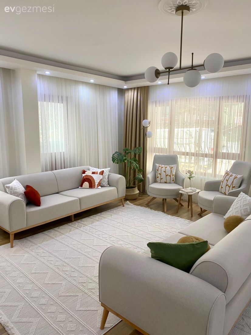 Salon, Modern, Krem, Bej, Beyaz, Koltuk takımı, Hardal, Ev Aksesuar, Halı, Salon halısı, Avize, Aydınlatma, Salon avizesi, Fon perde, Perde, Tül perde, Ev bitkisi, Yeşil, Berjer, Kırlent, Ev tekstili