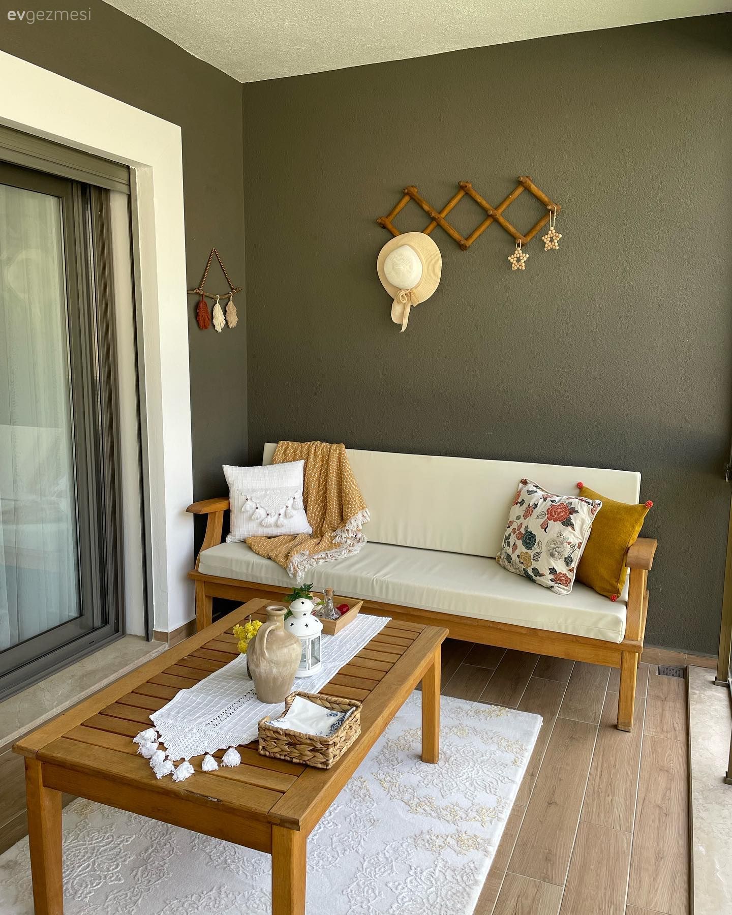 Balkon, Beyaz, Ahşap Mobilya, Balkon oturma grubu, Gri duvar, Kırlent, Ev tekstili, Balkon masası, Balkon halısı, Kapalı balkon, Antrasit  , Antrasit duvar