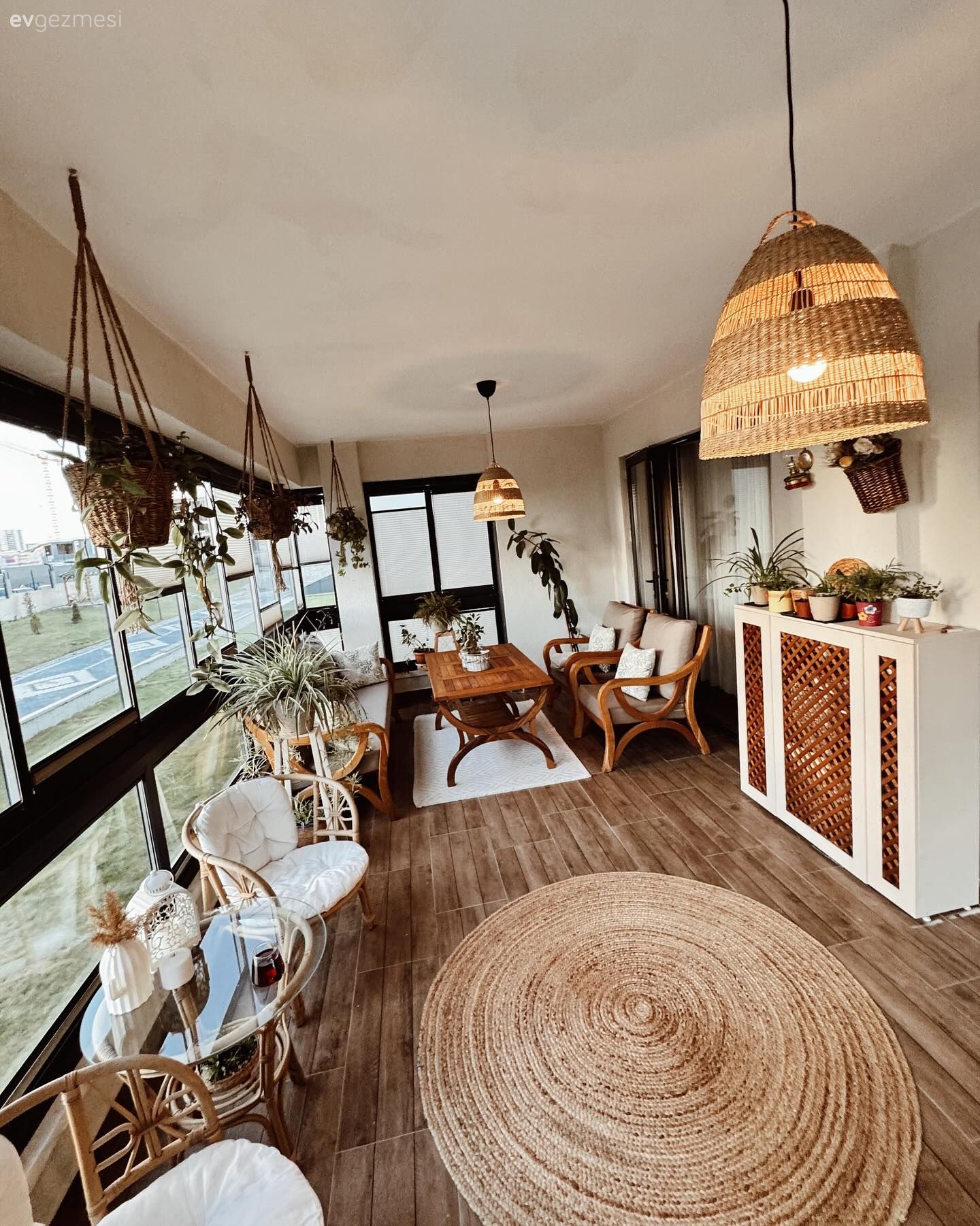 Bu Bohem Balkonda Bir Köşe Yemek Köşesi Diğeri de Sohbet Köşesi!