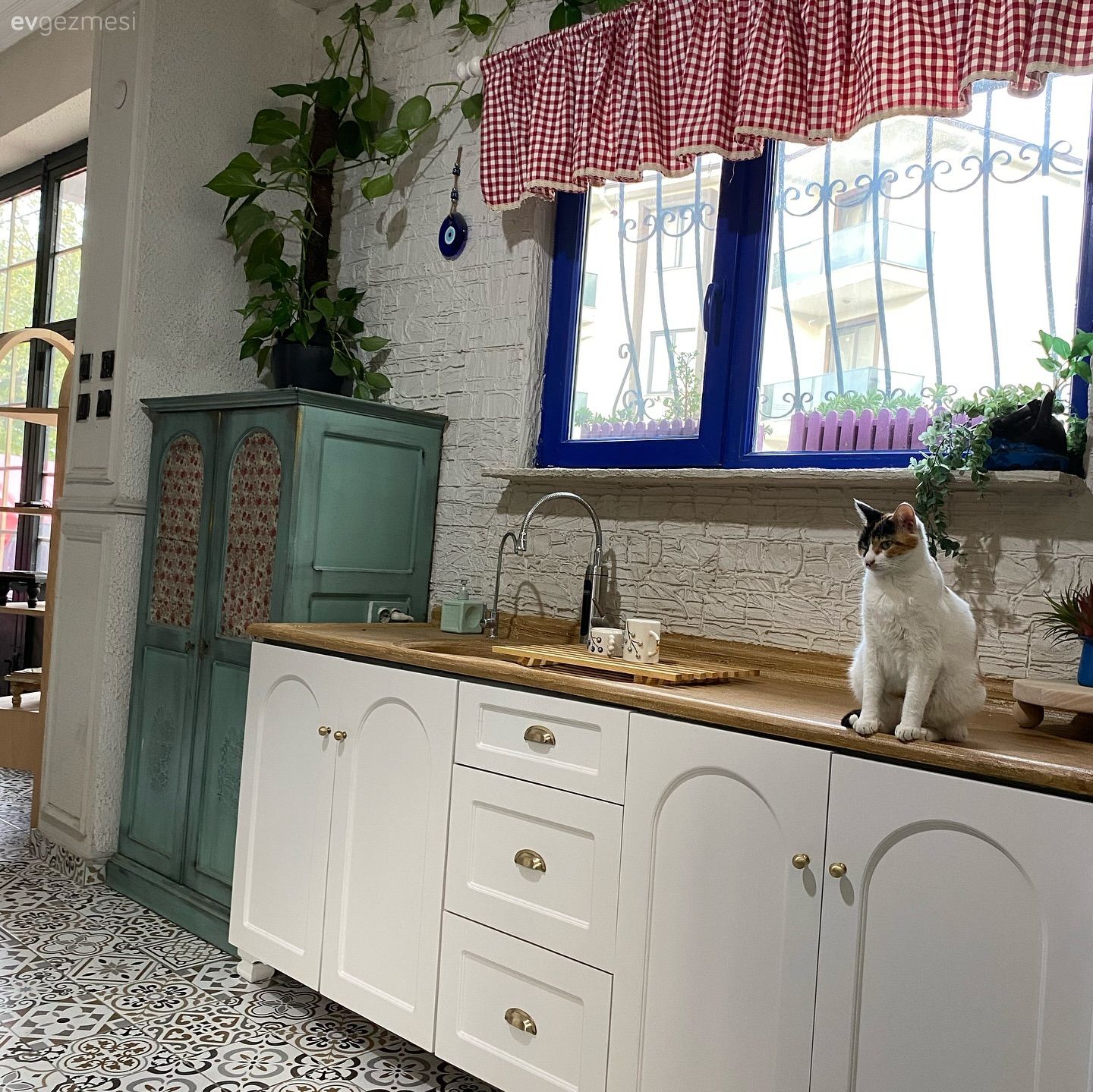  Öncesinde Düz Duvar Alan Sonrasında Rustik Bir Mutfak!