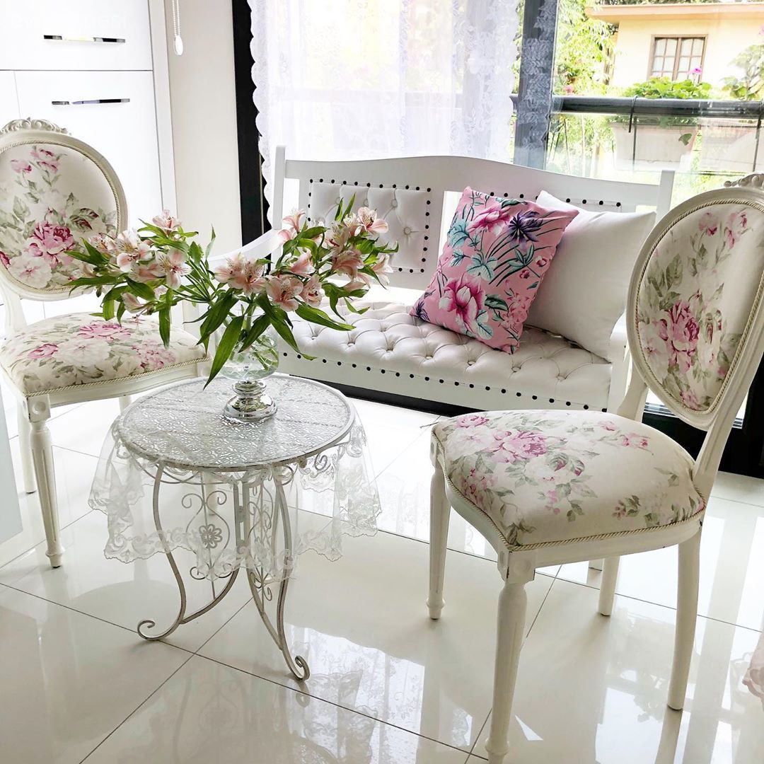 Country mutfak, Mutfak, Beyaz, Pembe, Çiçekli desen, Desenler, Sandalye, Bank, Çiçekler, Kırlent, Ev tekstili, Mutfak zemin seramikleri, Sehpa