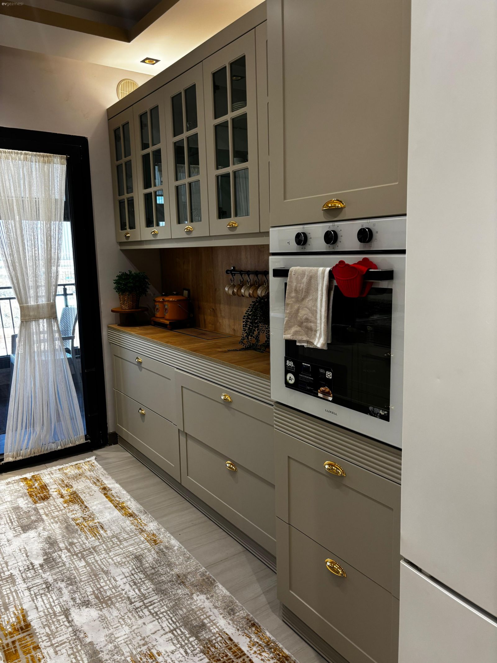 Mutfak, Country, Ahşap mutfak tezgahı, Mutfak tezgahı, Shaker kapaklı dolaplar, Gri, Gri mutfak, Kahve köşesi, Mutfak tülü, Mutfak perdesi