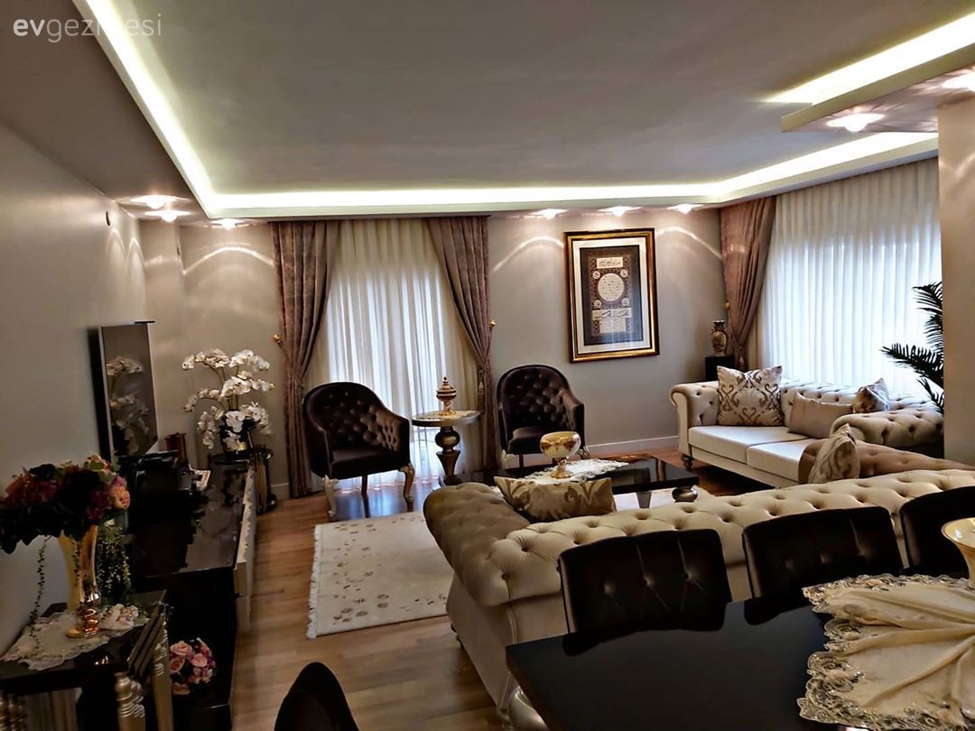 Salon, Art deko, Bej, Gri, Beyaz, Siyah, Koltuk takımı, Orta sehpa, Sehpa, Ayna, Yemek masası, Sandalye, Dekoratif Objeler, Tablo, Duvar dekorasyonu, Ev bitkisi, Kahverengi, Berjer, Konsol, Konsol üzeri dekoratif objeleri