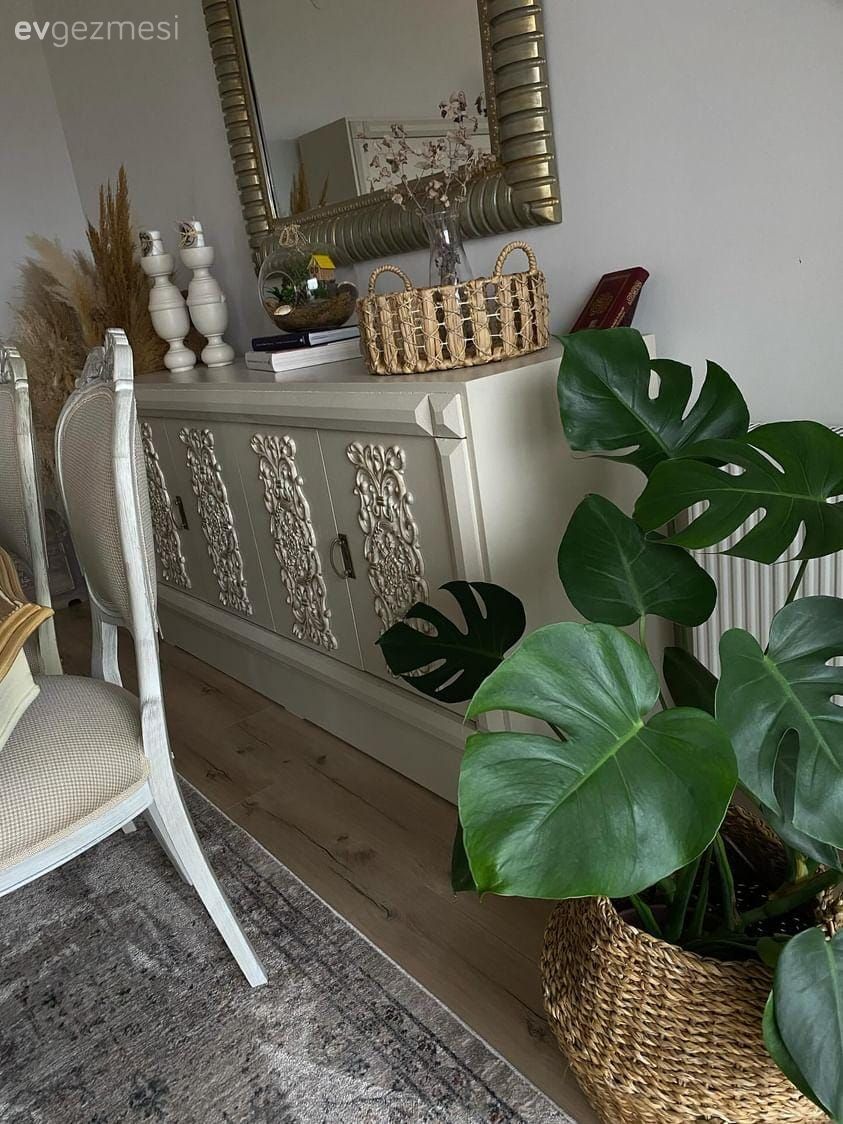 Konsol, Oymalı mobilya, Beyaz, Krem, Ev bitkisi, Halı, Salon halısı, Dekoratif Objeler, Ayna, Altın