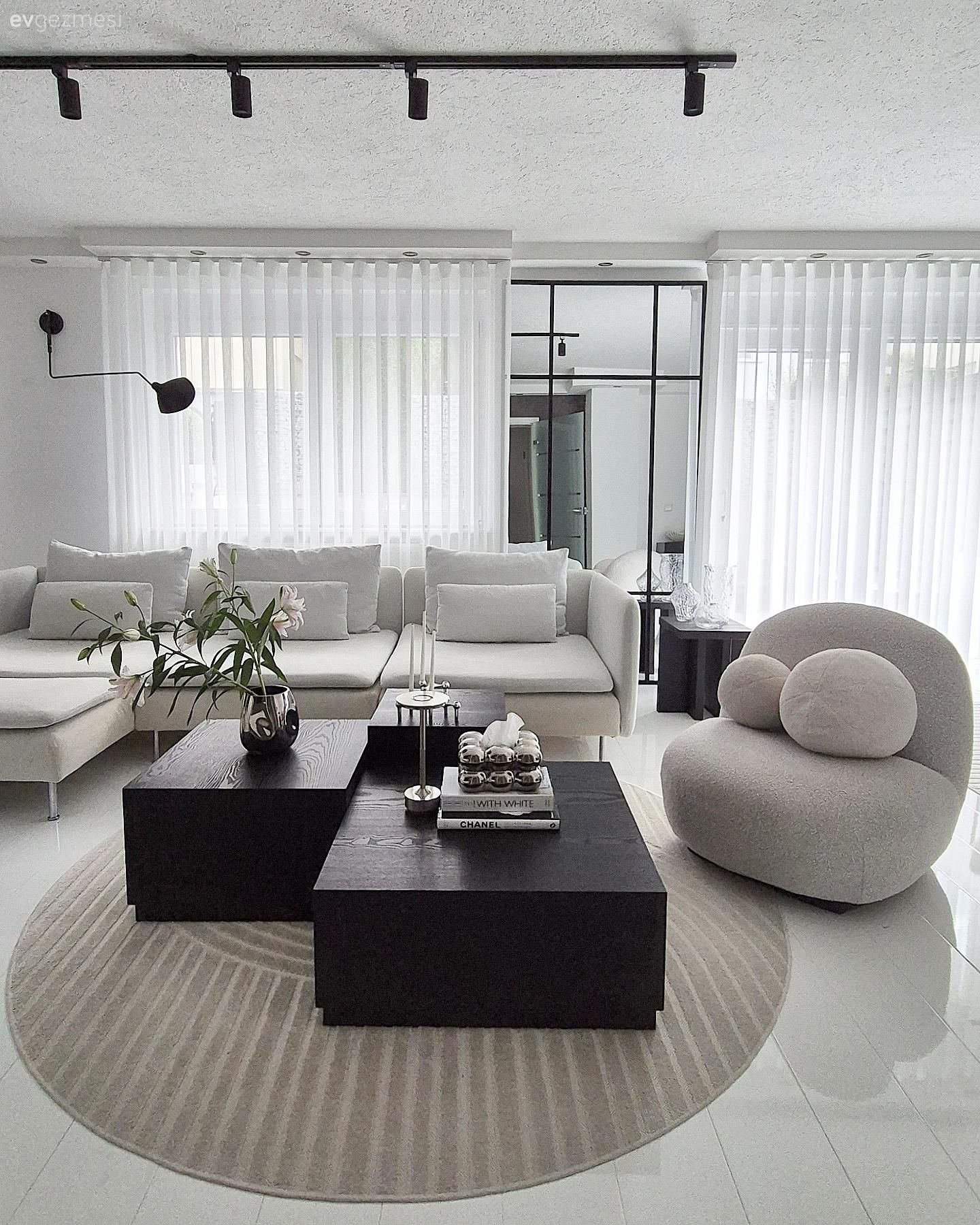 Salon, Modern, Beyaz, Siyah, Köşe koltuk, Koltuk takımı, Berjer, Orta sehpa, Sehpa, Tül perde, Perde, Spot aydınlatma, Aydınlatma, Tablo, Duvar dekorasyonu, Duvar ayna kaplama, Ayna, Vazo, Ev Aksesuar, Dekoratif Objeler