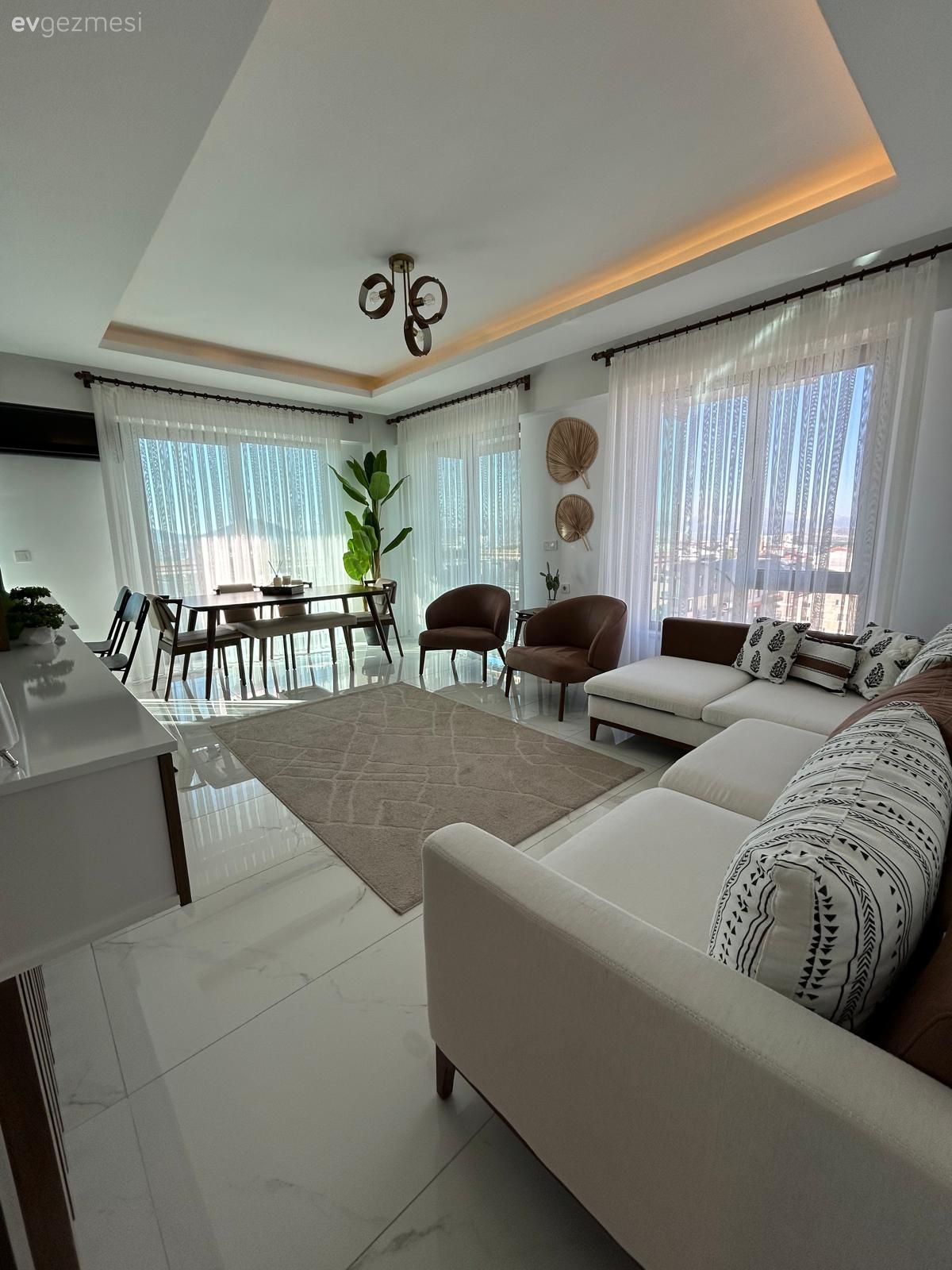 Salon, Modern, Beyaz, Kahverengi, Köşe koltuk, Koltuk takımı, Berjer, Sandalye, Yemek masası, Halı, Bej, Vizon, Tül perde, Perde, Ev bitkisi, Led aydınlatma, Aydınlatma, Açık konsept yaşam alanı, Amerikan Mutfak, Mutfak, Parke, Kırlent, Ev tekstili