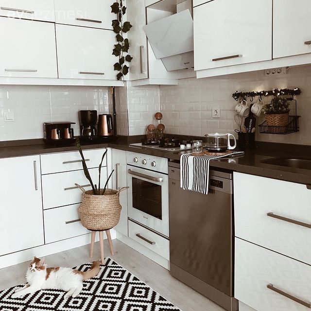 Mutfak, Beyaz, Siyah, Siyah tezgah, Mutfak tezgahı, Mutfak tezgah arası, Tezgah arası seramik, Metro seramik, Seramik, Ankastre