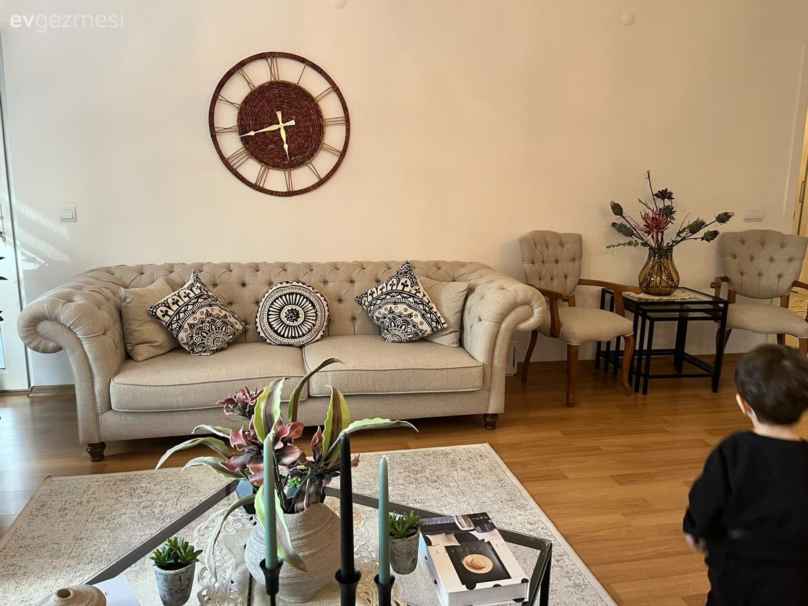 Salon, Modern, Country, Kapitoneli koltuk, Koltuk takımı, Yan sehpa, Sehpa, Duvar saati, Duvar dekorasyonu, Parke, Orta sehpa, Dekoratif Objeler