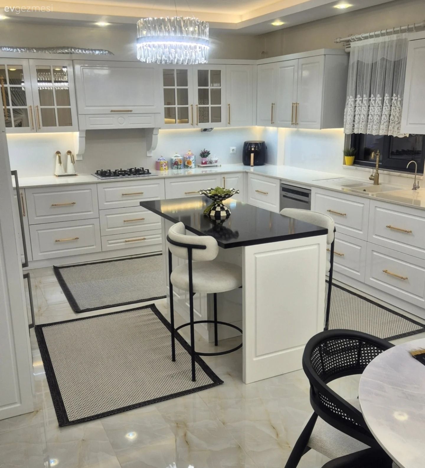 U-Tipi Adalı Bu Mutfağın Assolisti Kahve Köşesi