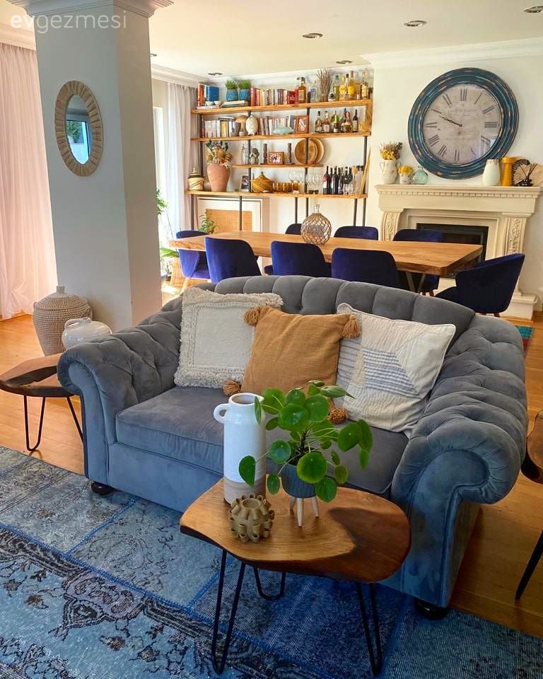 Salon, Bohem Dekorasyon, Mavi, Koltuk takımı, Halı, Salon halısı, Yan sehpa, Sehpa, Duvar saati, Duvar dekorasyonu, Sandalye, Parlament mavisi, Yemek masası, Kitaplık, Şömine, Ayna, Gri koltuk