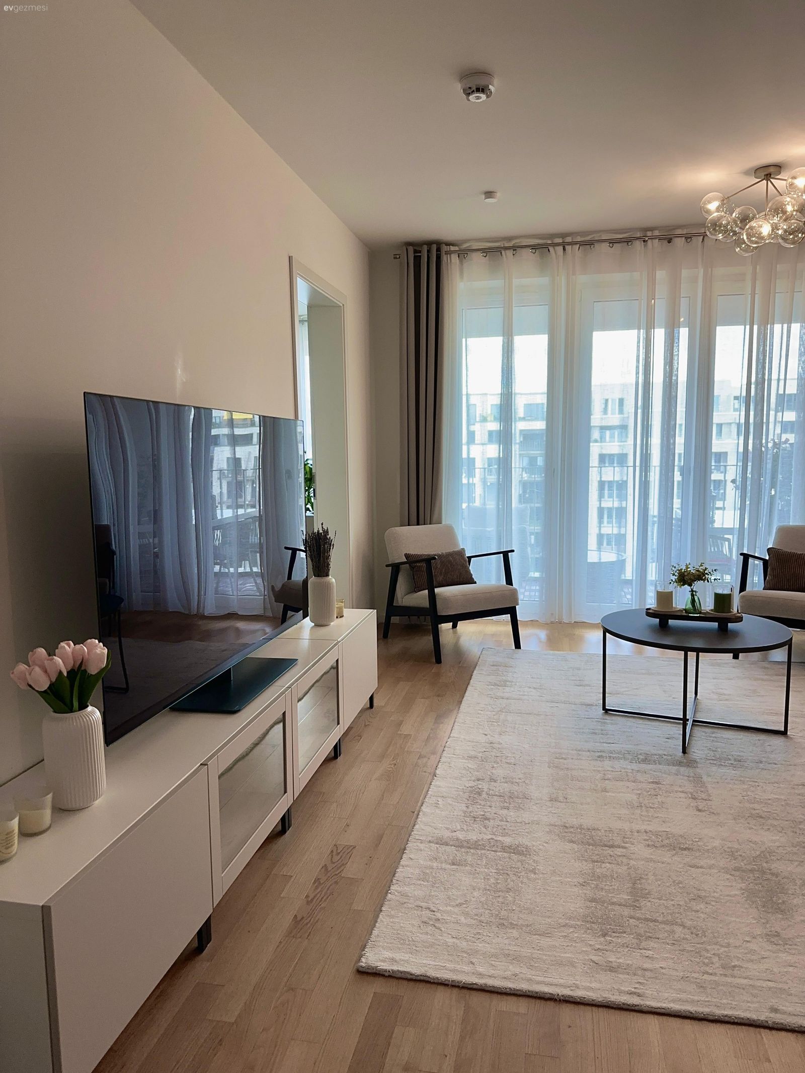 Fon perde, Perde, Tül perde, Beyaz, Tv ünitesi, Tv ünitesi aksesuarları, Ev Aksesuar, Halı, Salon halısı, Yuvarlak sehpa, Sehpa, Berjer, Avize, Aydınlatma, Salon avizesi, Siyah