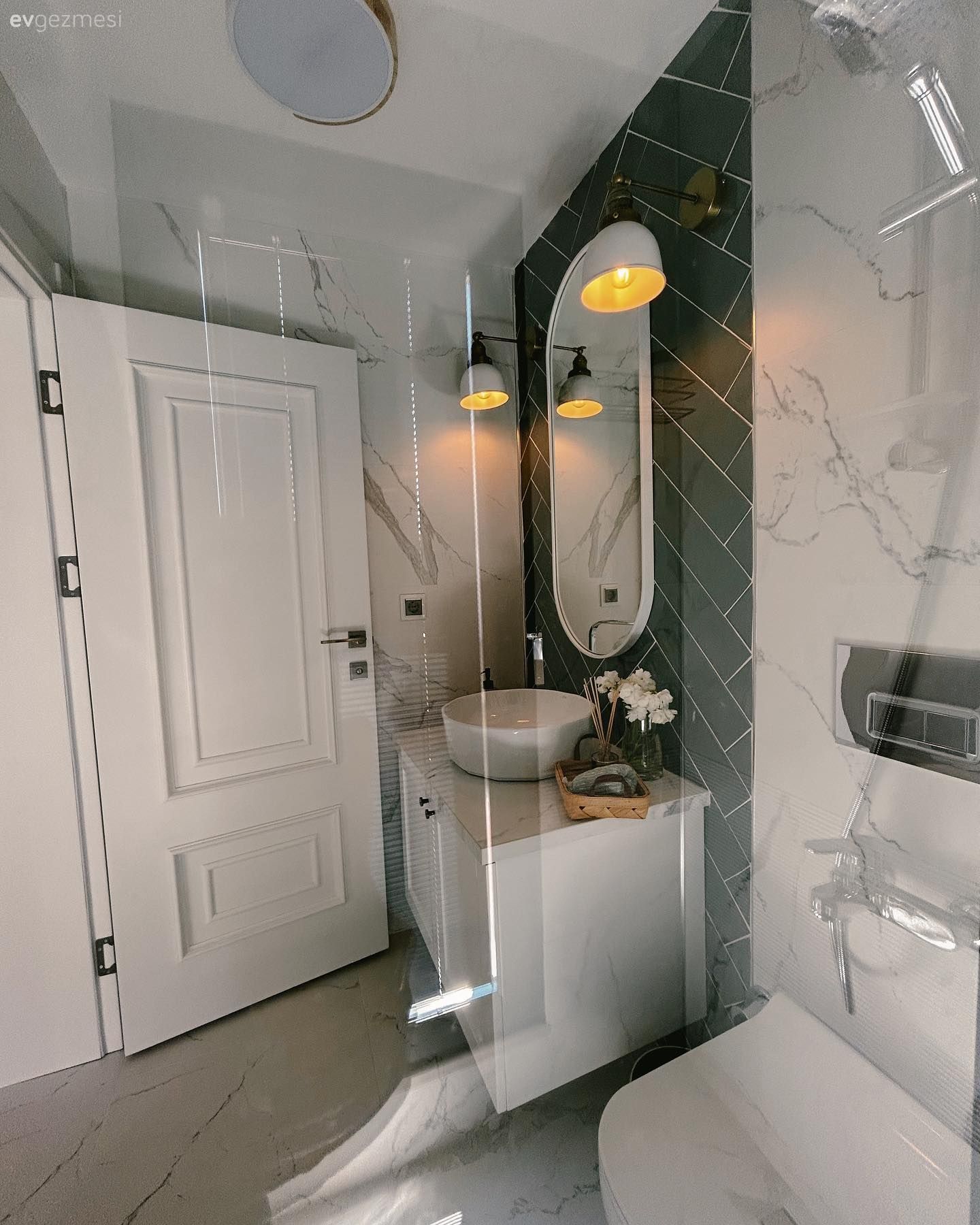 Banyo, Beyaz, Gri, Banyo dolabı, Banyo seramikleri, Banyo aynası, Aplik, Aydınlatma