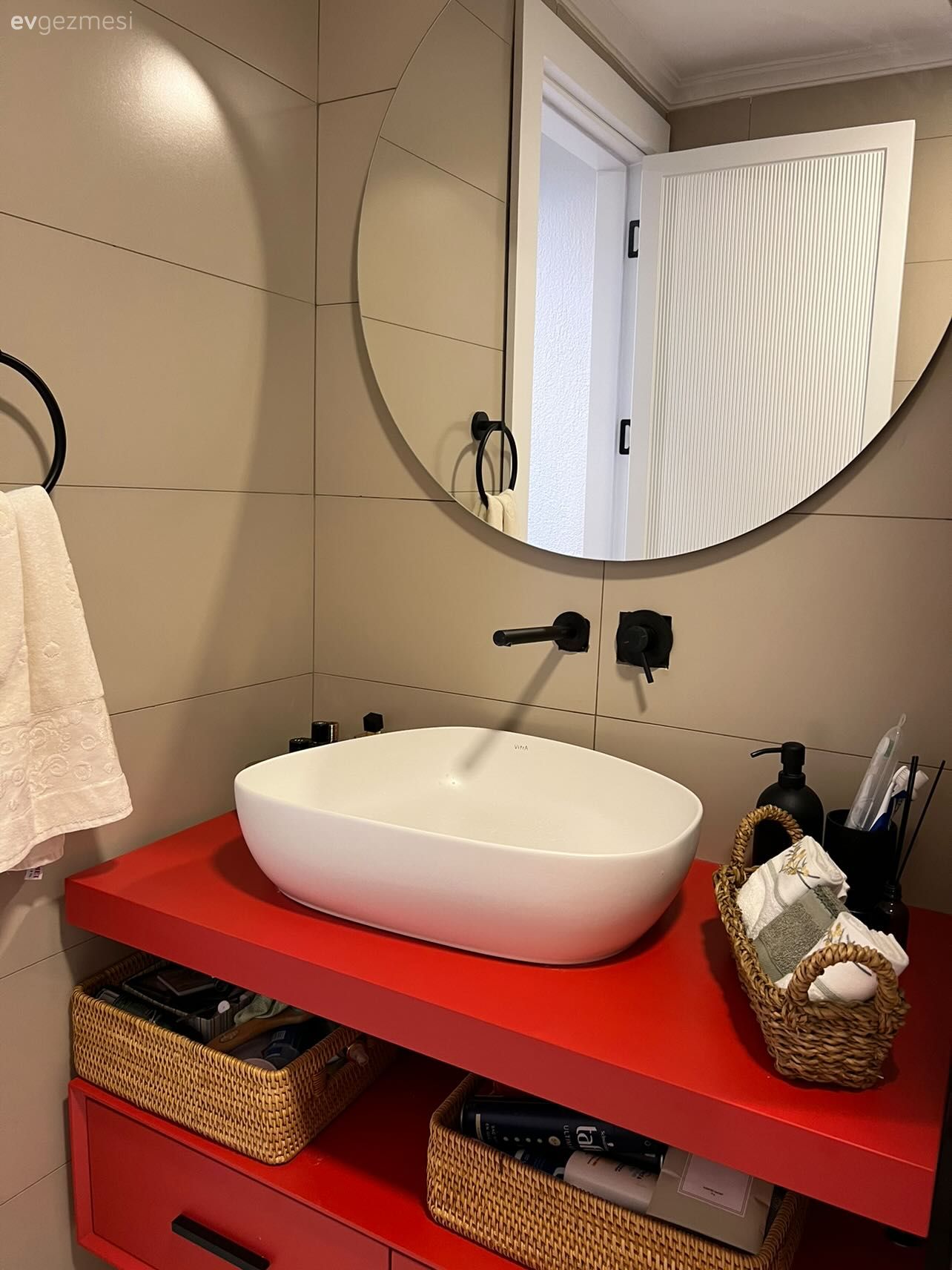 Banyo, Beyaz, Kırmızı, Banyo aynası, Yuvarlak ayna, Dekoratif ayna, Banyo dolabı, Hasır, Banyo aksesuarları