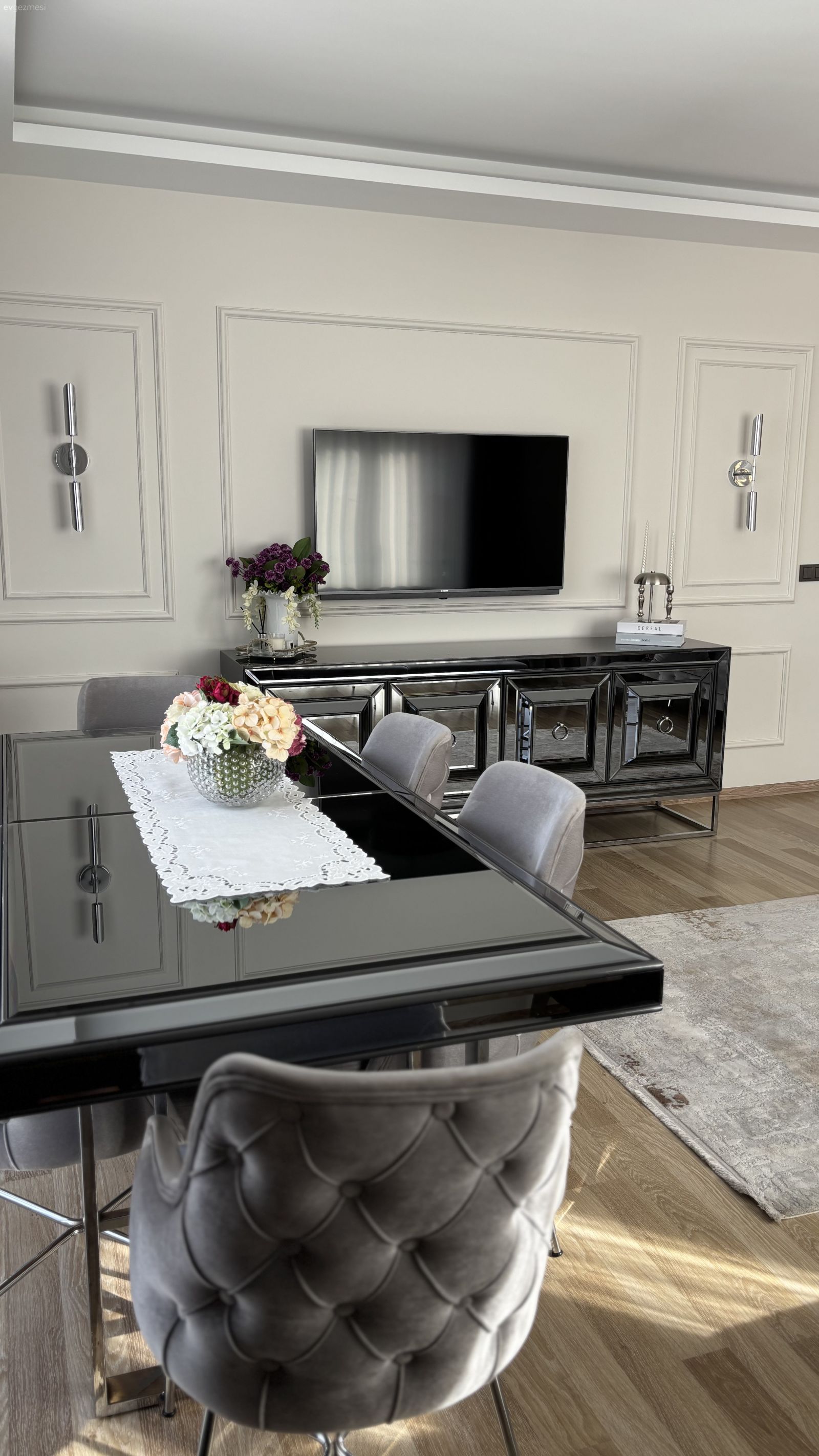 Duvar çıtalama, Siyah, Gri, Yemek masası, Sandalye, Halı, Salon halısı, Dekoratif Objeler, Aplik, Aydınlatma