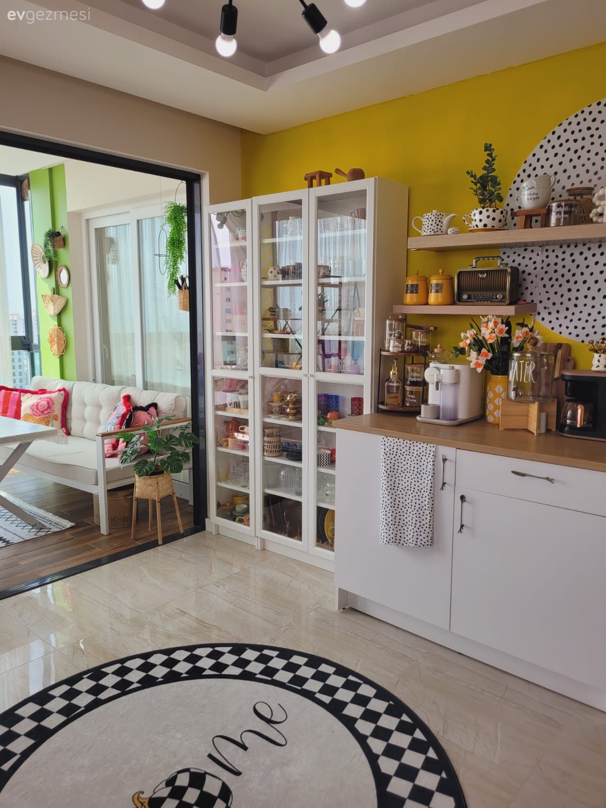 Ev Gezmesi: Gökkuşağı Kadar Renkli Hisseden Bir Mersin Dekoru!