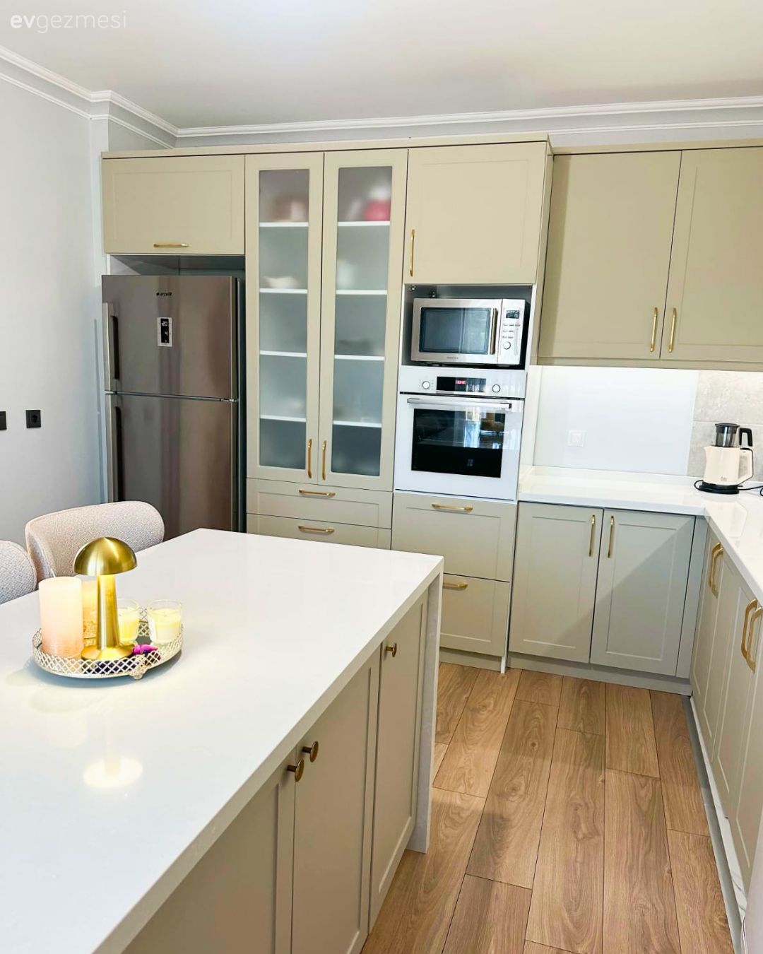 Modern Tarzı Seven Bu Mutfakta L-Plan ve Ada Harmanlanmış