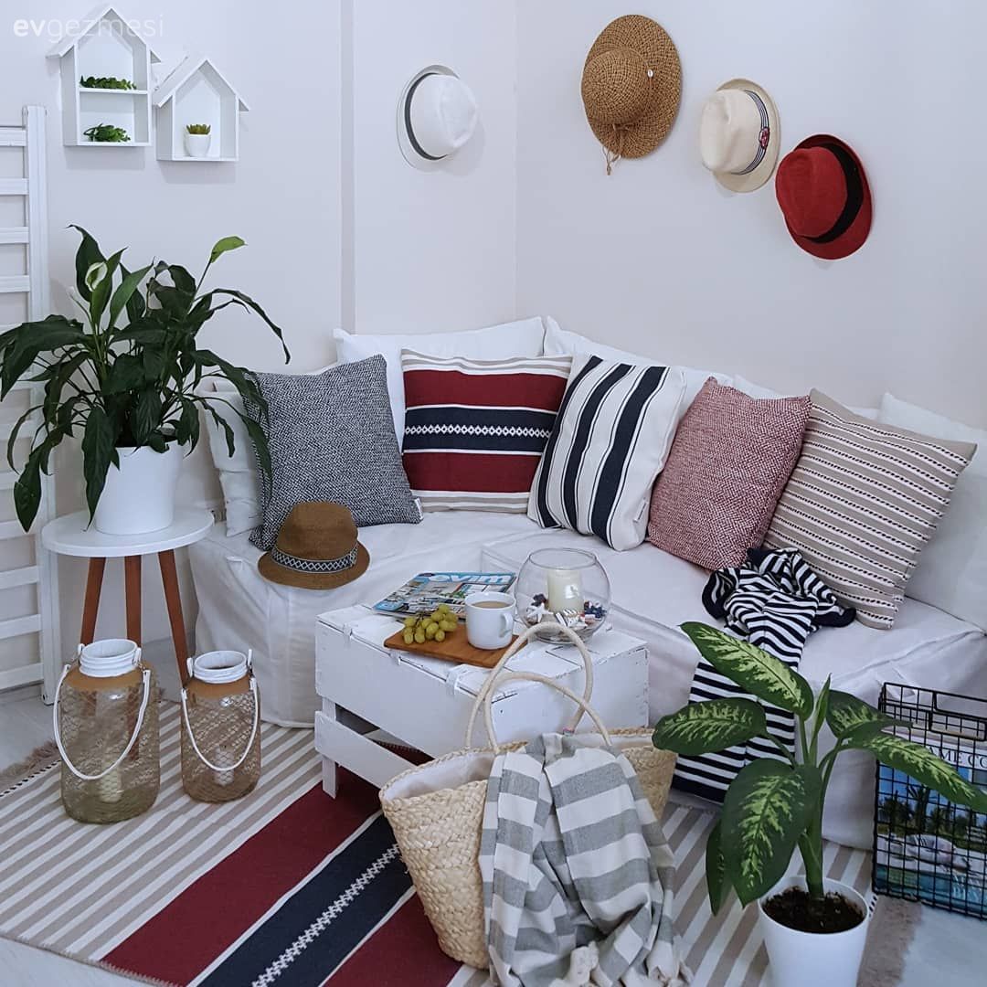 Balkon, Beyaz, Sarı, Çizgili desen, Desenler, Balkon oturma grubu, Kırlent, Ev tekstili, Balkon duvar dekorasyonu, Fener, Ev Aksesuar, Saksı, Ev bitkisi, Balkon halısı