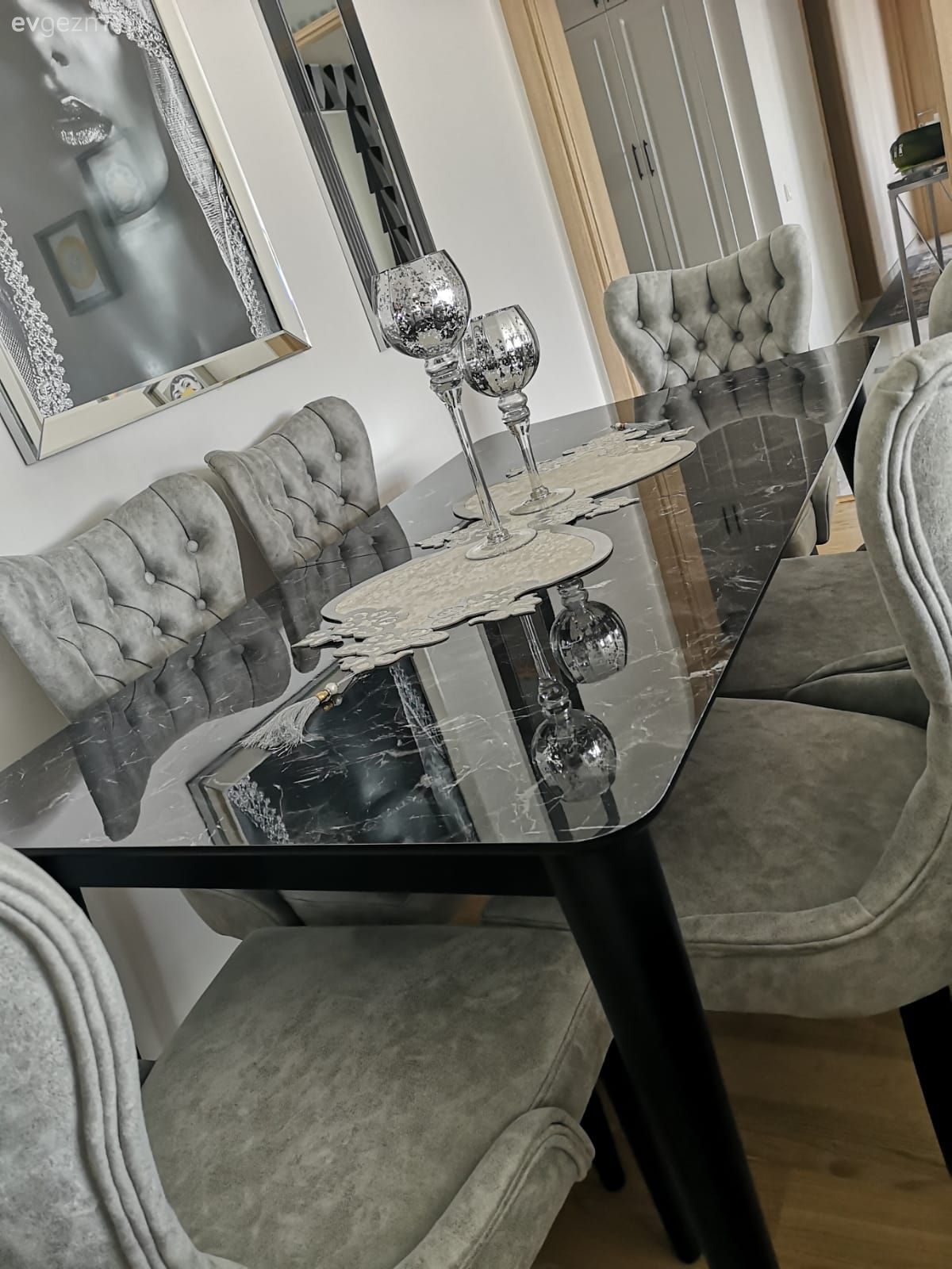 Yemek Odası, Siyah, Gri, Kapitone sandalye, Yemek masası, Tablo, Duvar dekorasyonu, Ayna çerçeve, Aynalı aksesuar, Şamdan, Ev Aksesuar