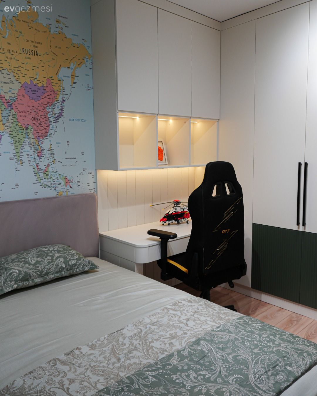 Genç odası, Beyaz, Gri, Özel yapım dolaplar, Dolap, Çocuk odası duvar dekorasyonu, Yatak örtüsü, Yatak Odası